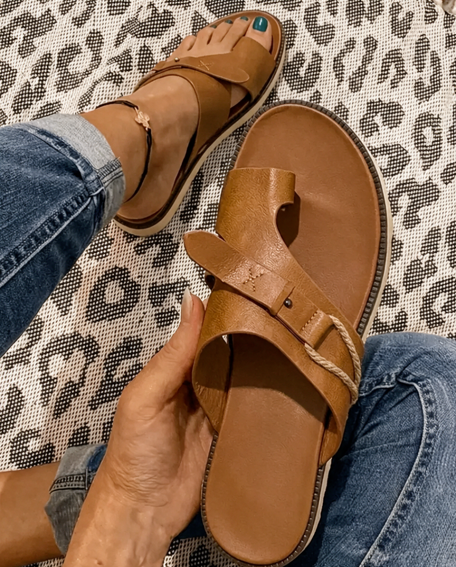 Lottie Women Toe Loop Flat Slide Sandals, colour: Brown