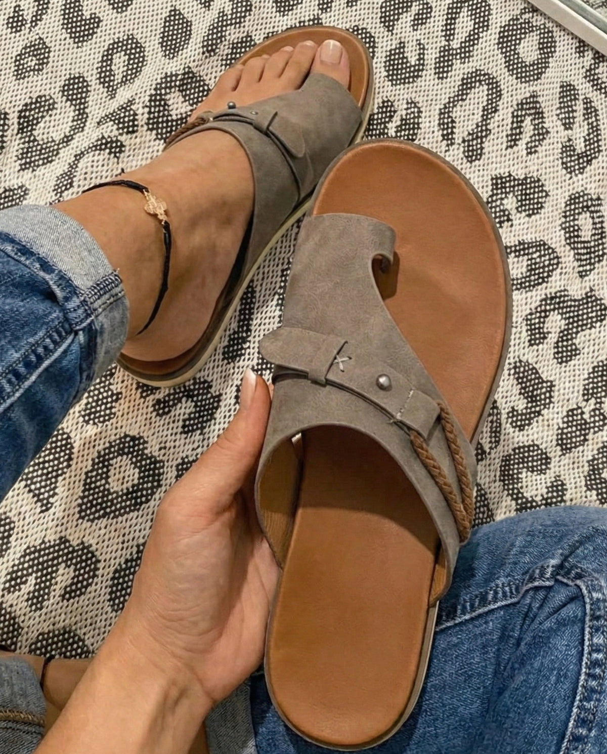 Lottie Women Toe Loop Flat Slide Sandals, colour: Grey