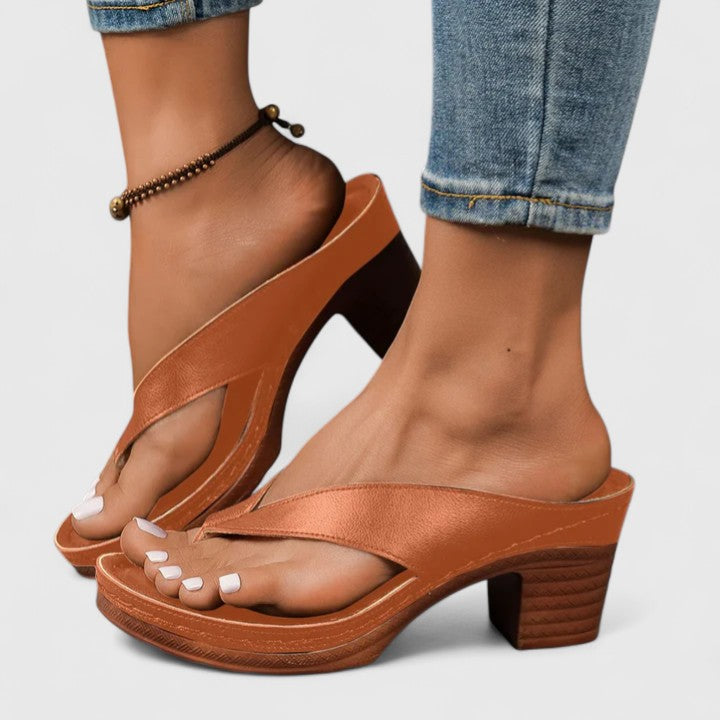 Maggie Women Toe Post Block Heel Sandals, colour: Brown